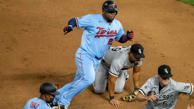 White Sox botched play v Twins 2020-09-02 (Jesse Johnson) USATSI_14870590